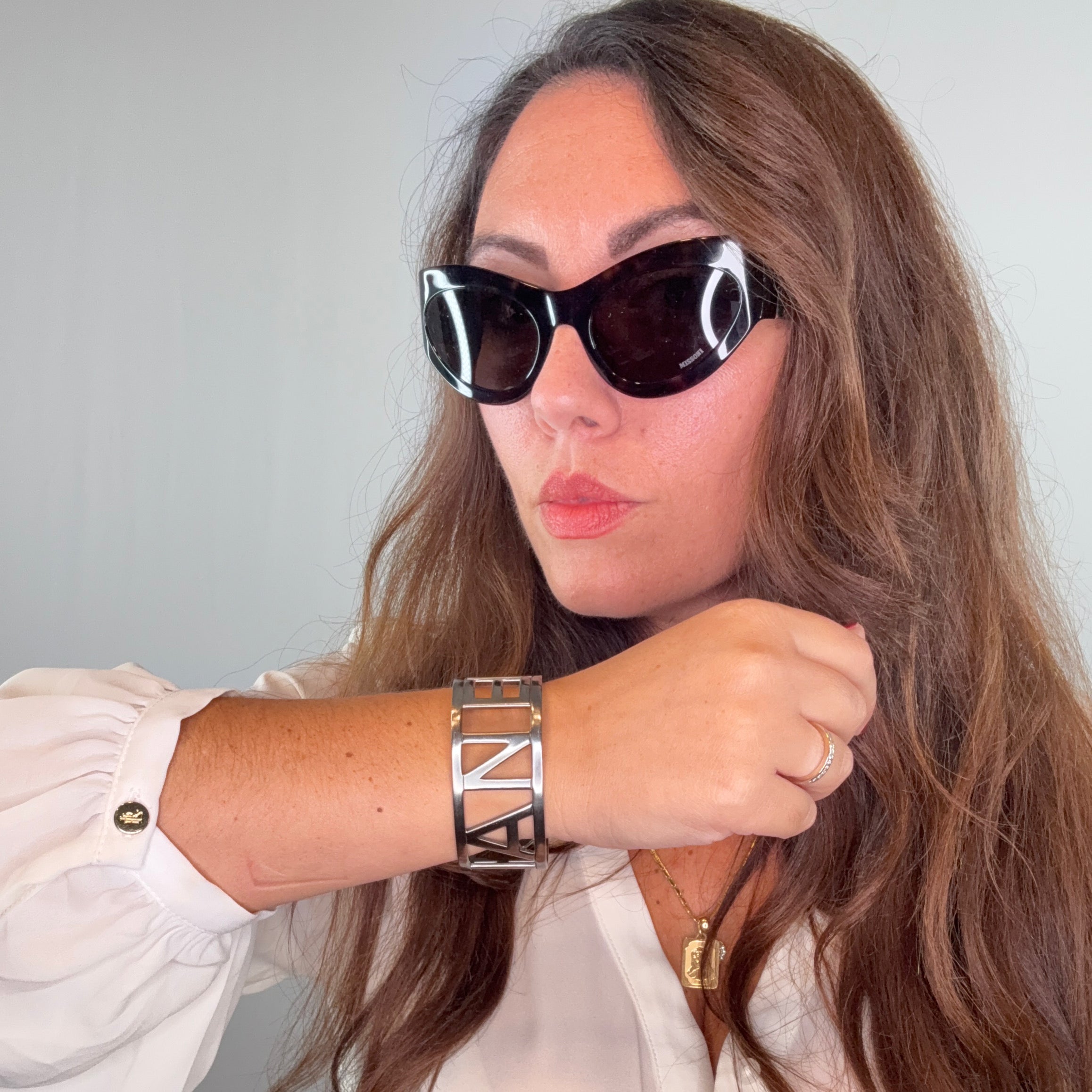 Chanel Armreif mit silbernem Metall-Logo und Buchstaben