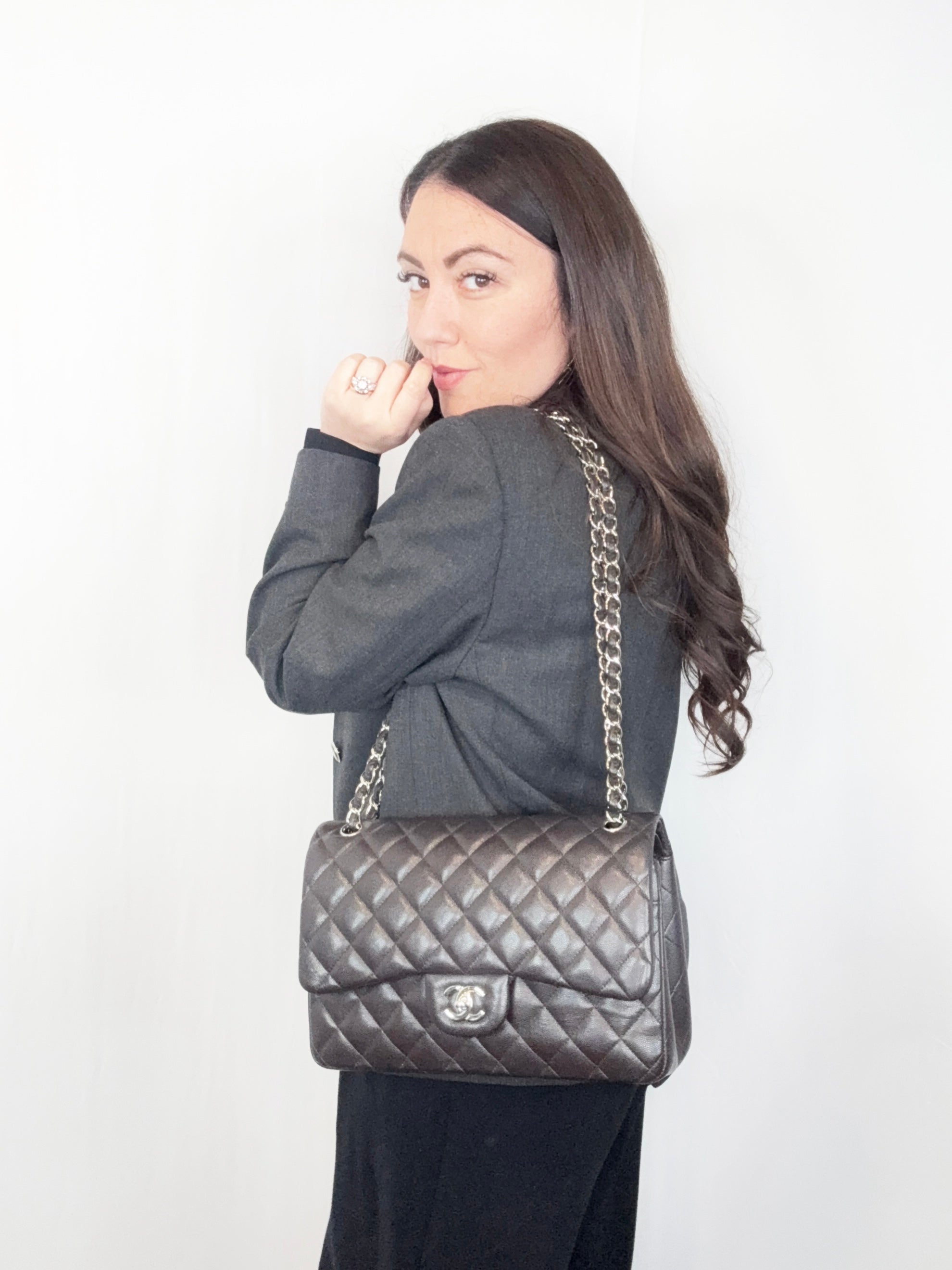Chanel Dunkelbraune zeitlose klassische Jumbo-Umhängetasche 30 cm