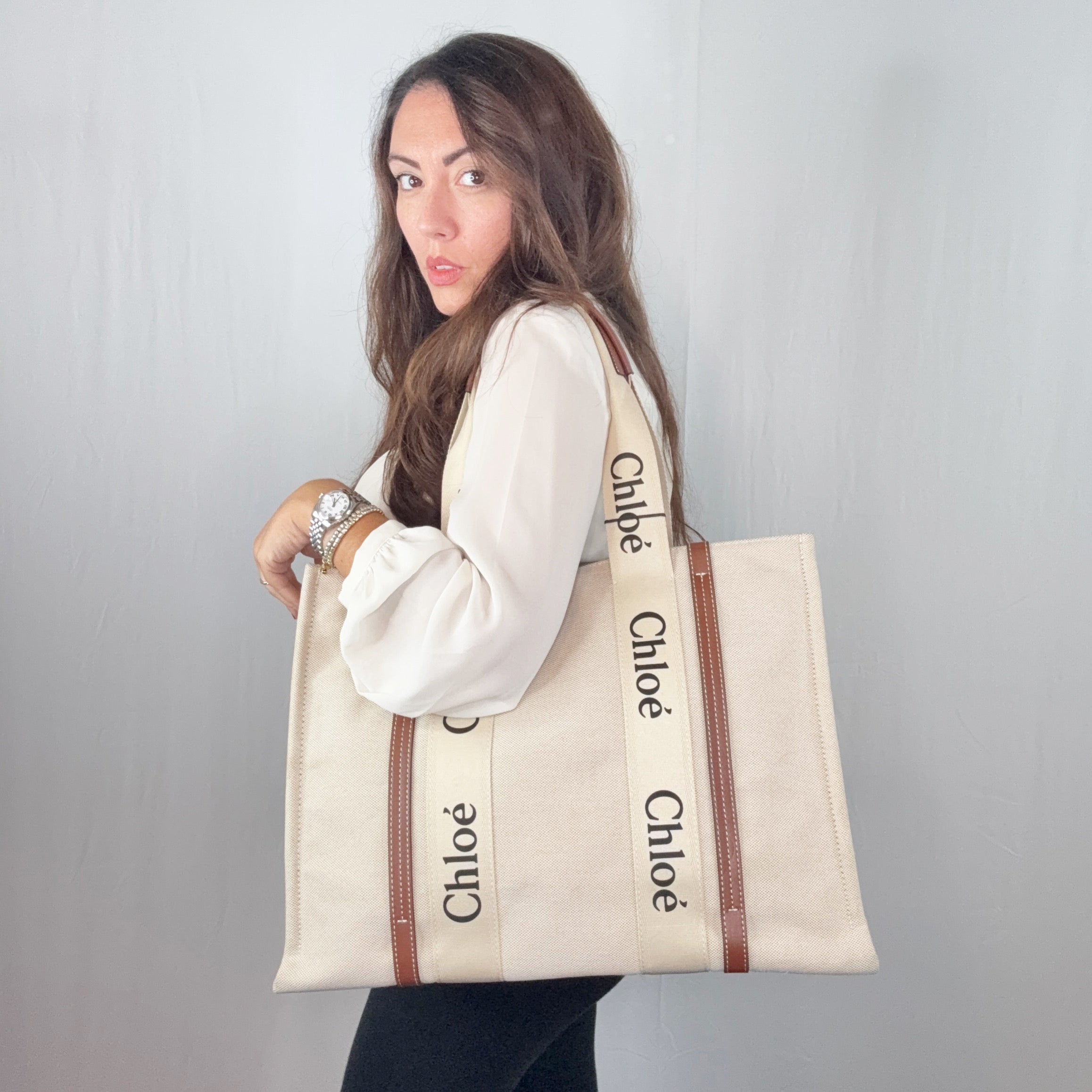 Chloe – Große Woody-Tragetasche aus Leinen-Canvas und Leder in Beige