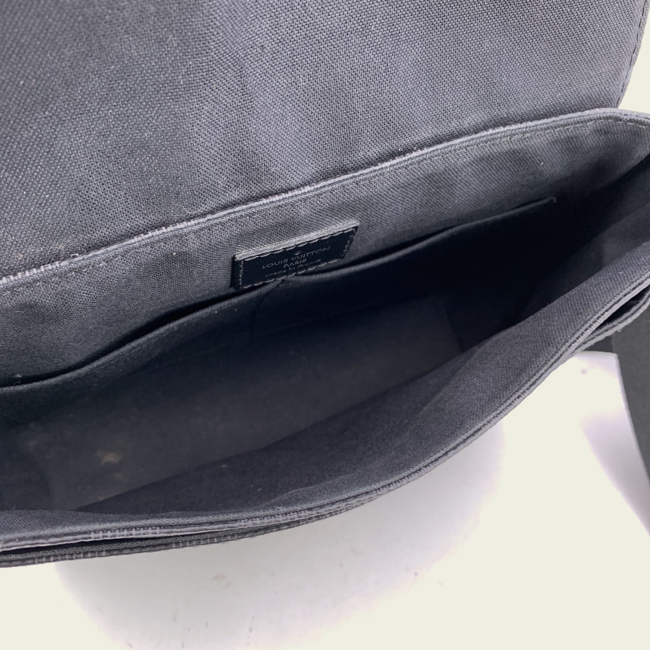 LOUIS VUITTON Crossbody Bags District