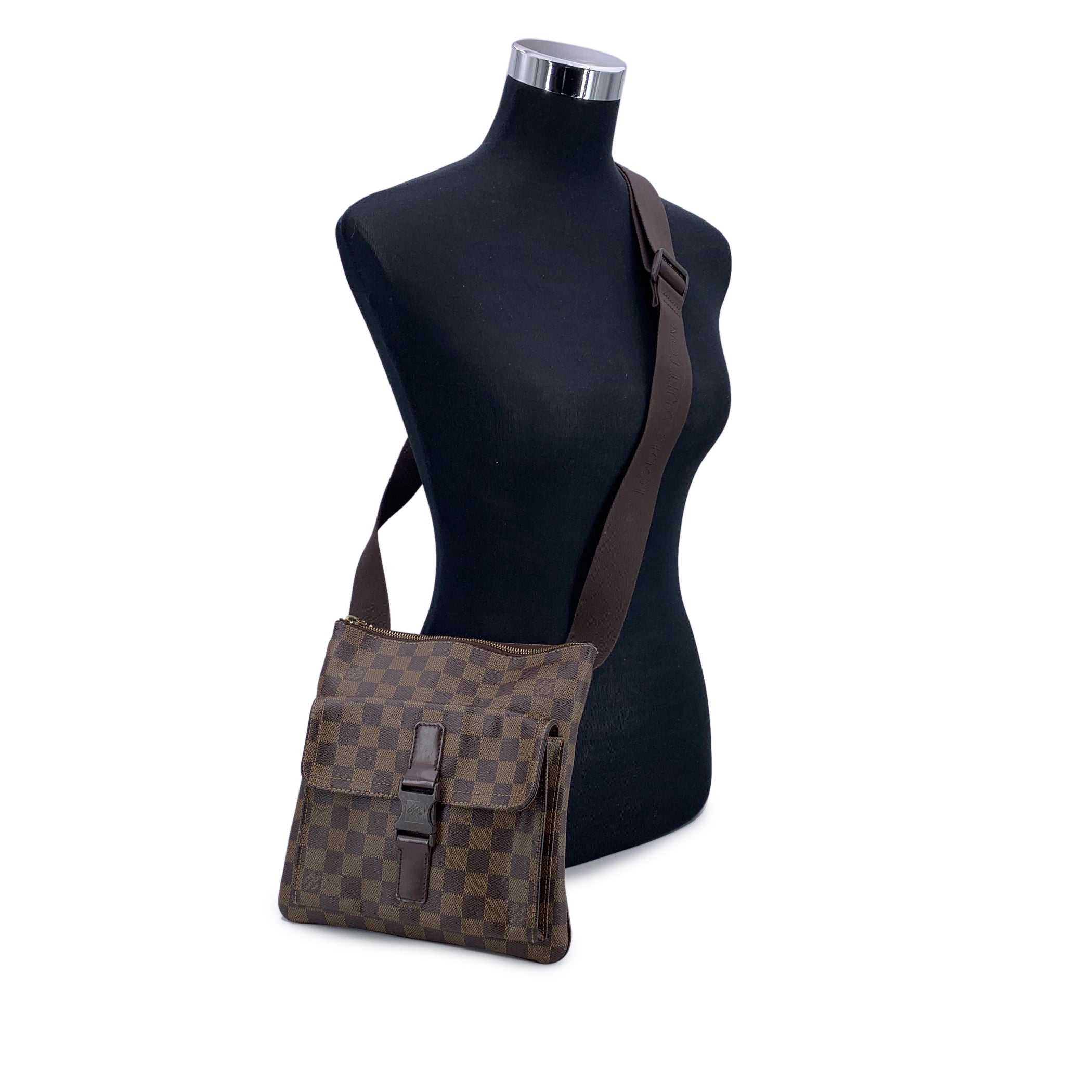 LOUIS VUITTON Crossbody Bags