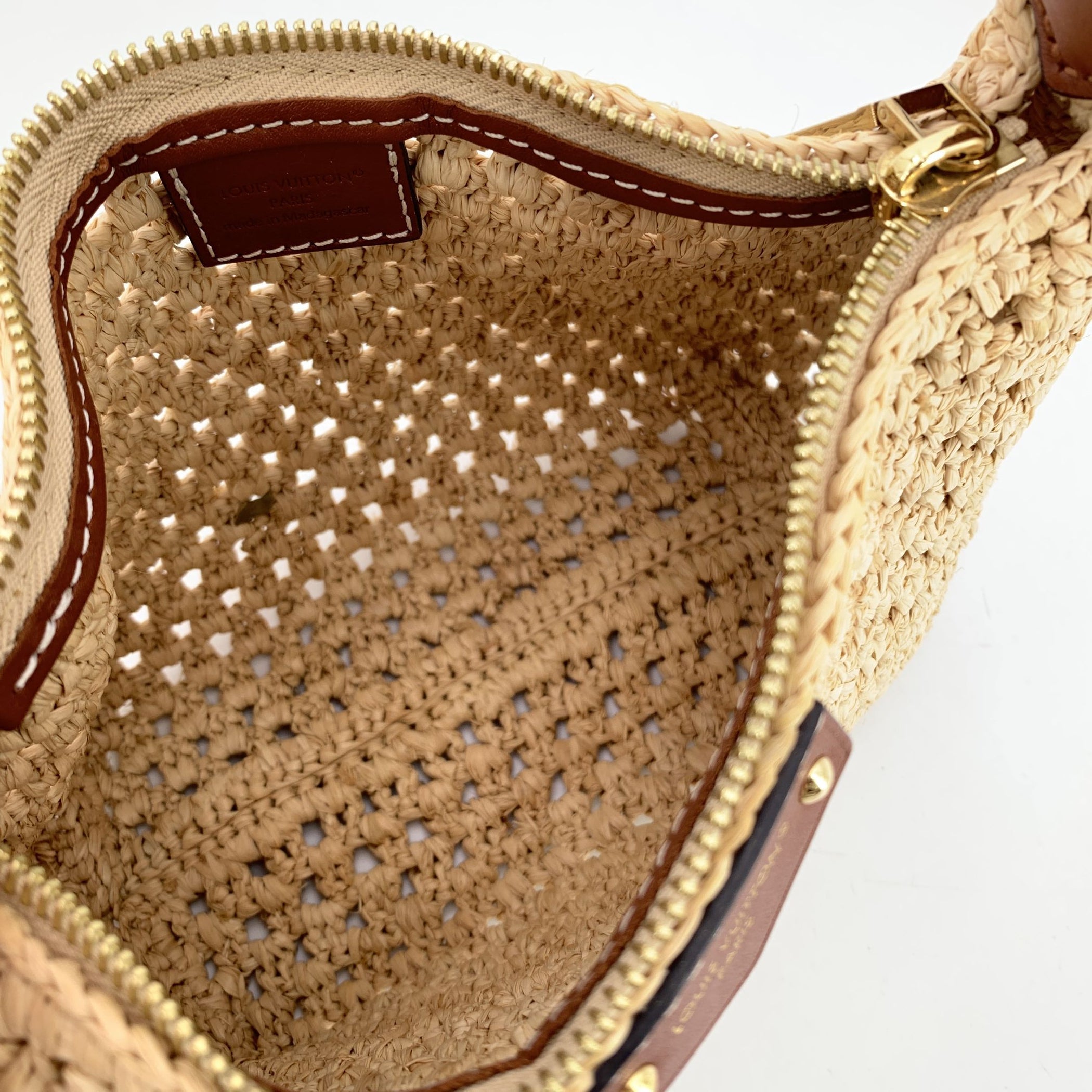 LOUIS VUITTON Shoulder Bags