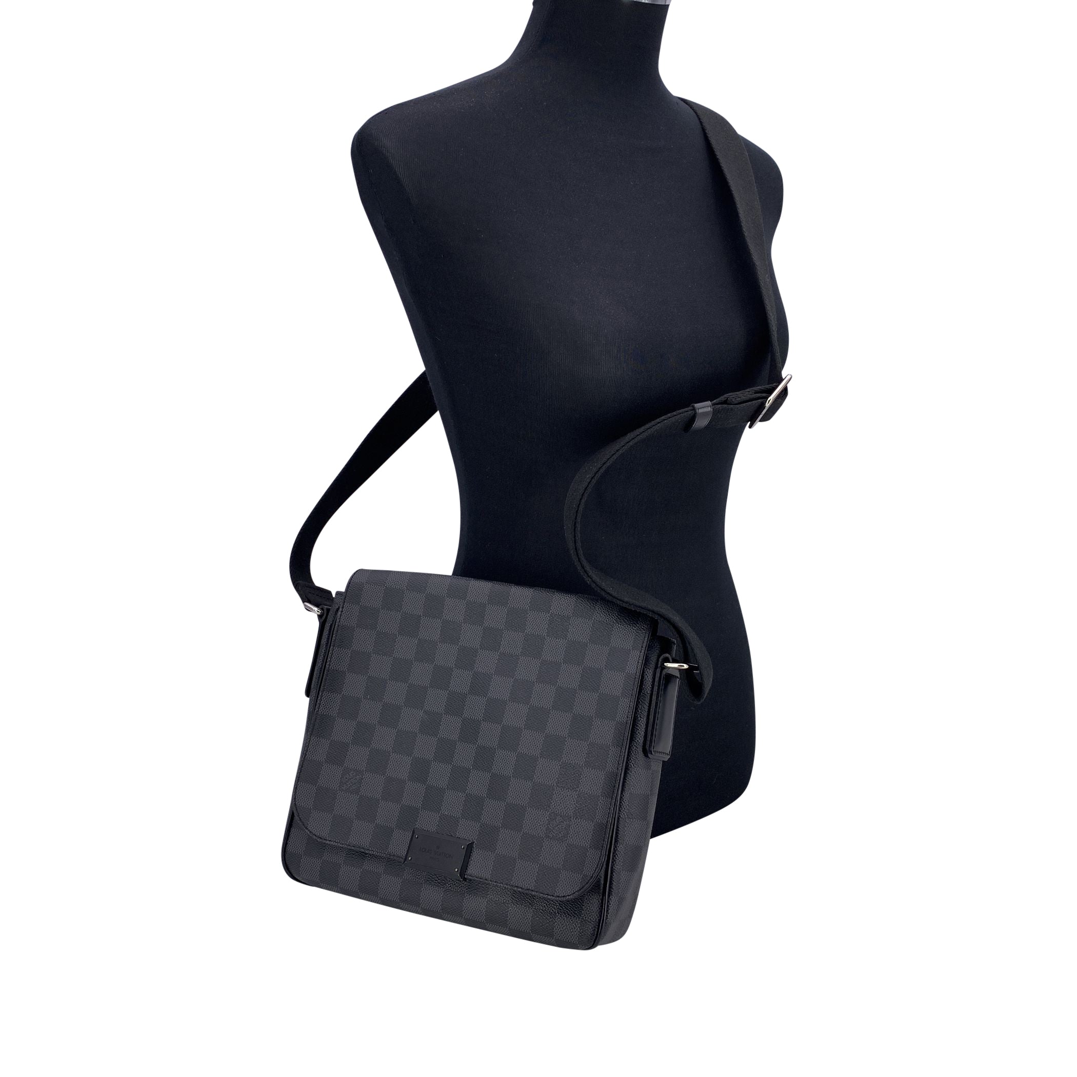 LOUIS VUITTON Crossbody Bags District