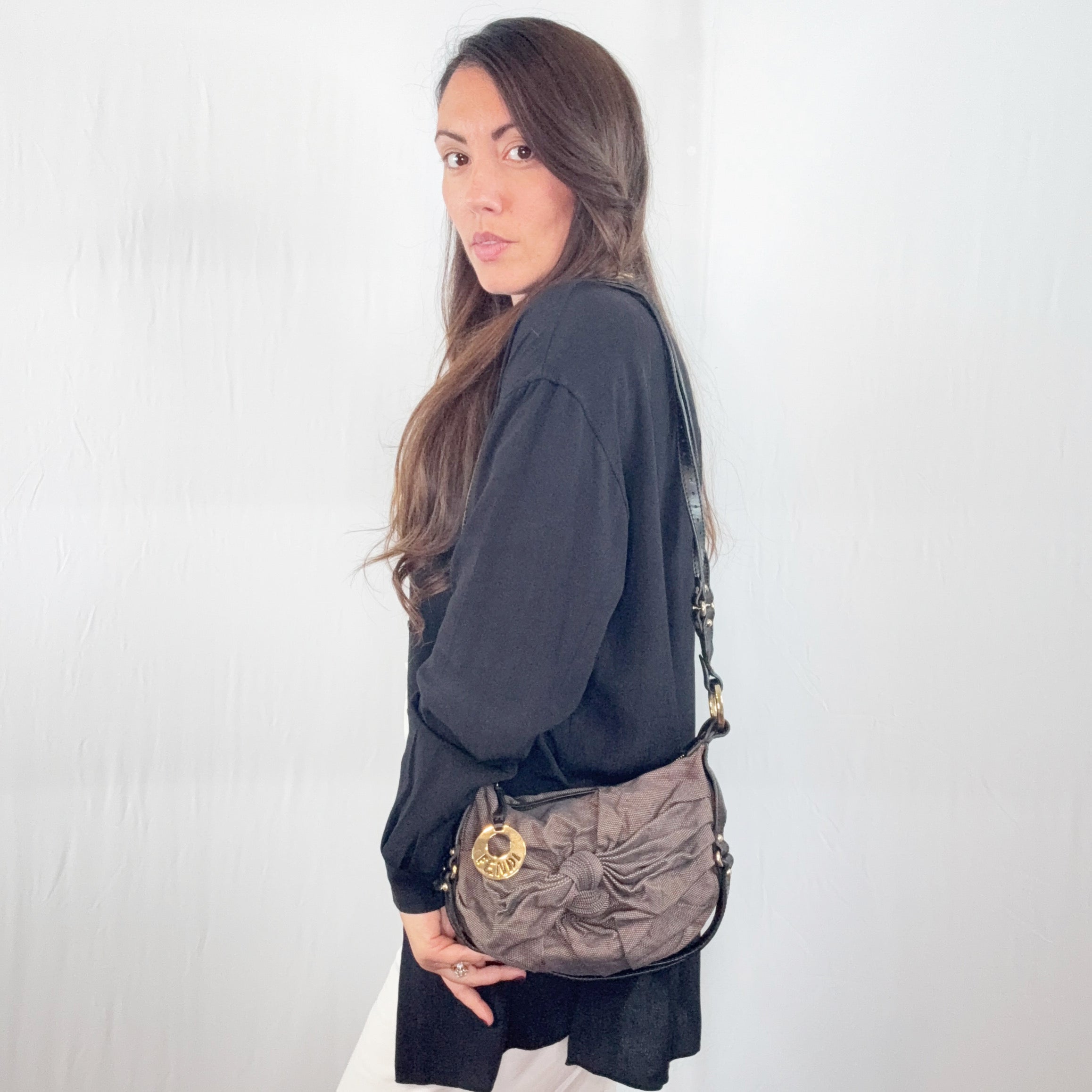 Borsa a tracolla Fendi Knot in tela nera e marrone, nera