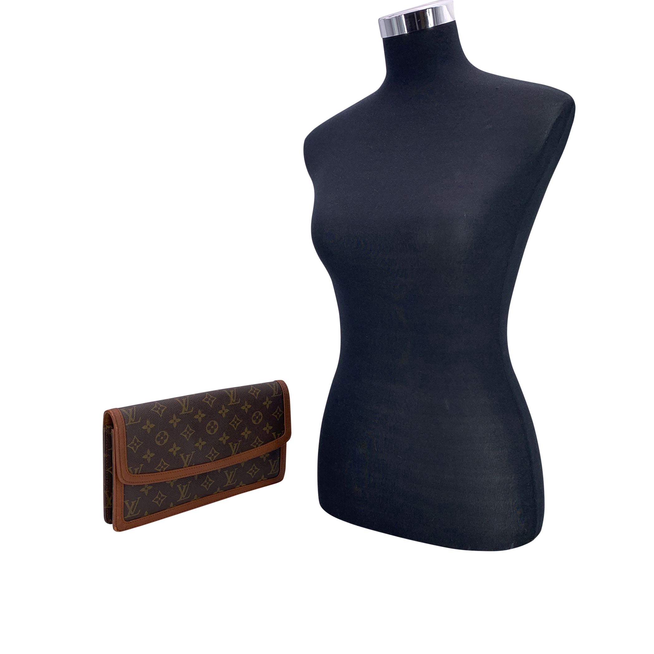 LOUIS VUITTON Clutches