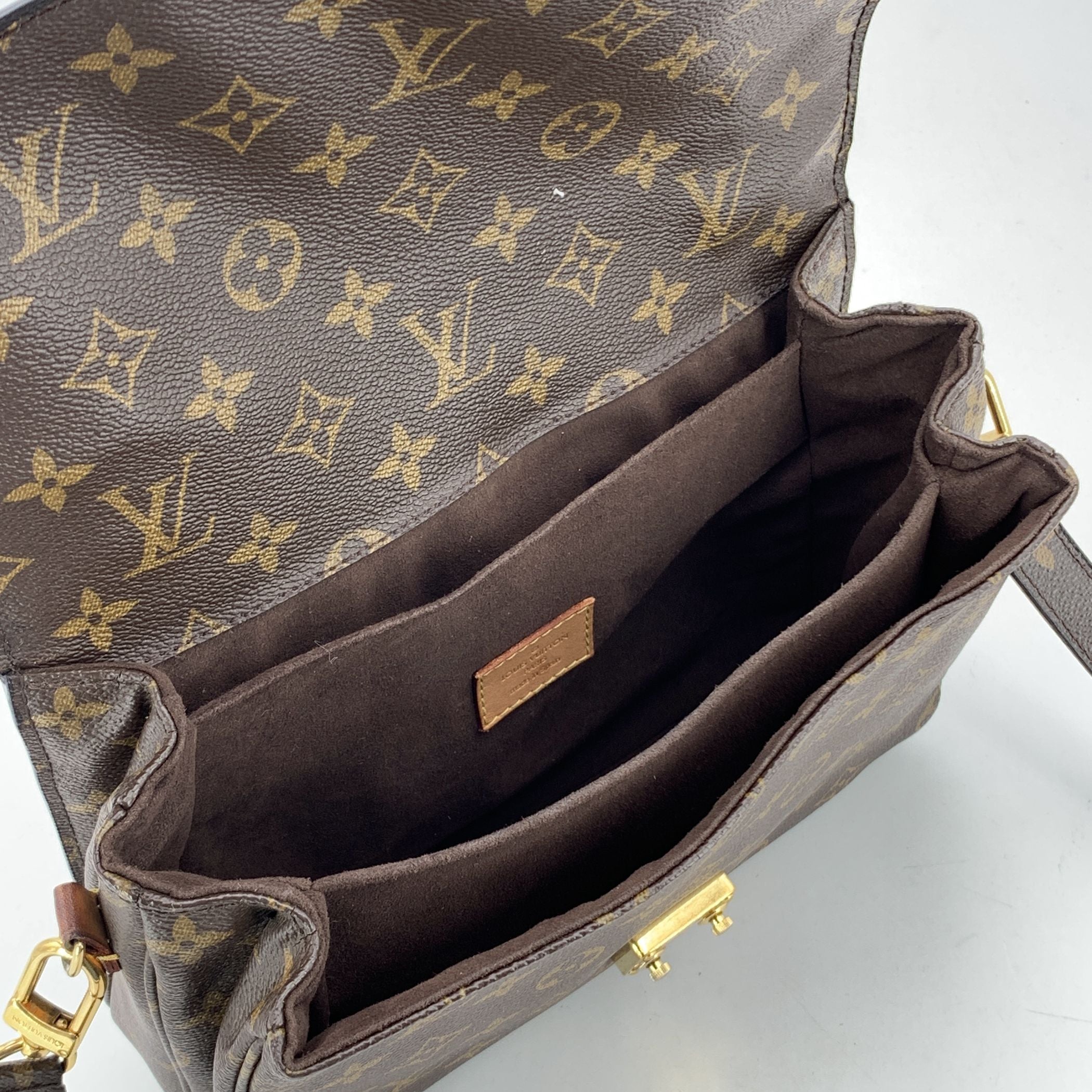 LOUIS VUITTON Crossbody Bags Metis