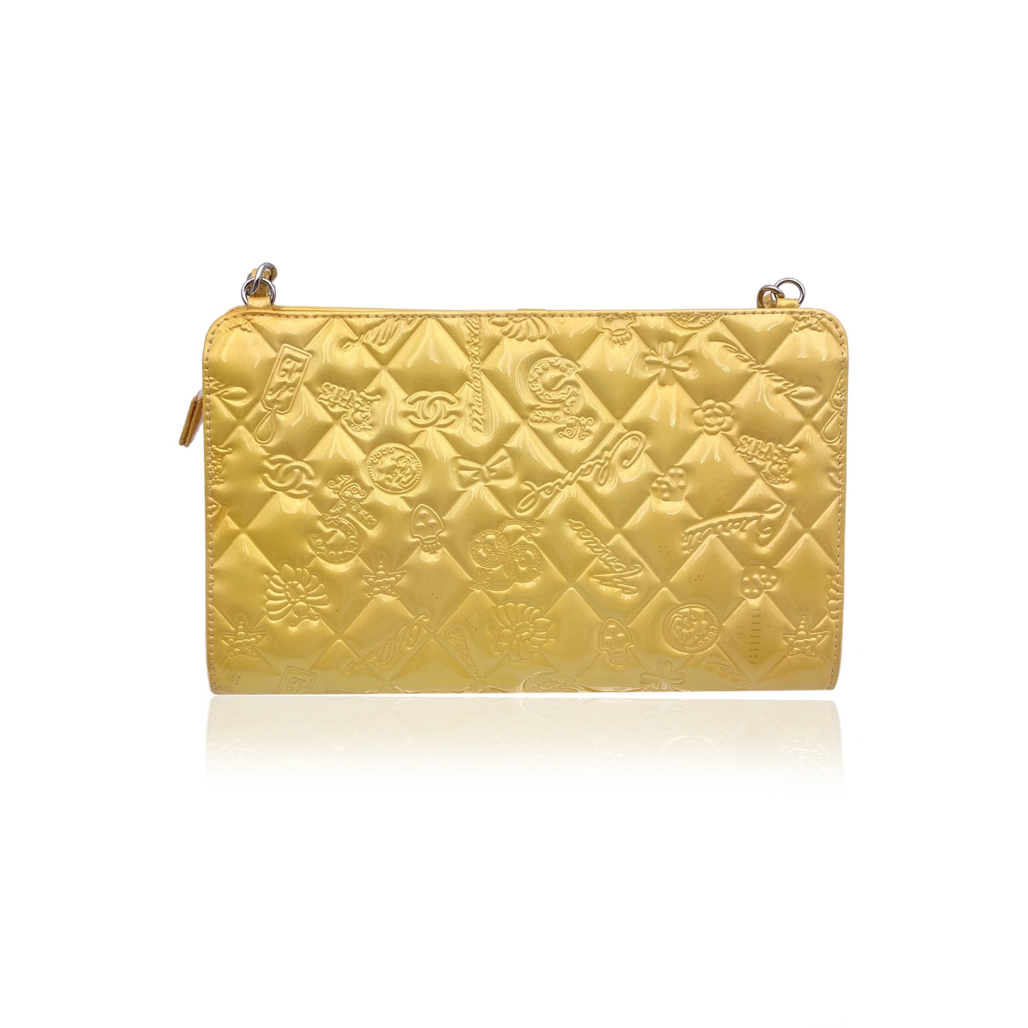 Borsa pochette Chanel in vernice goffrata gialla con simboli fortunati