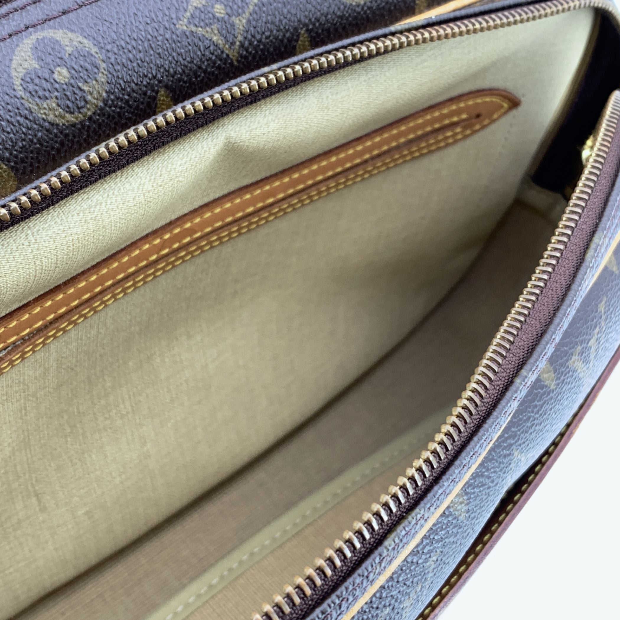 LOUIS VUITTON Crossbody Bags Reporter